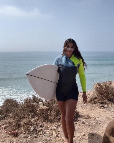 Sarah, l'âme océane : entre deux rives, une vie de surf et de liberté