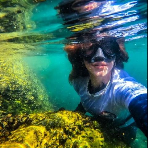 Elle a choisi la mer pour ralentir le monde : l’histoire derrière Blue with Mouna